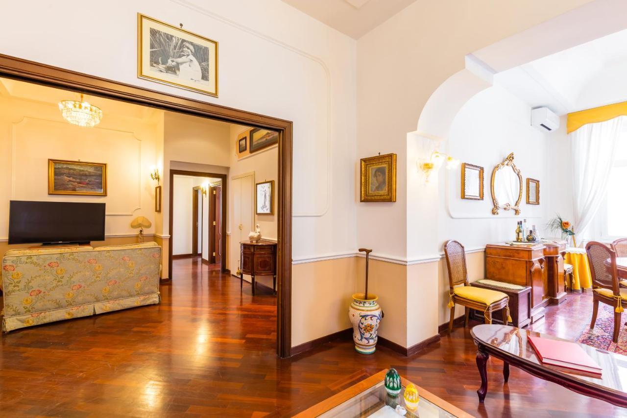 Grand Classic Apartment At San Martino By Napoliapartments Dış mekan fotoğraf